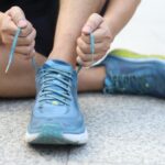 Travel nurse wearing the best nursing shoe brands that are comfortable during hospital shift